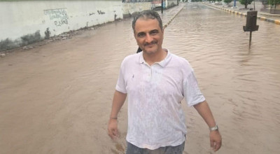 ما حقيقة الصورة المتداولة لنزول محافظ عدن لالتقاط صورة وسط السيول؟
