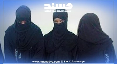 صورة الرجال بملابس نساء في مظاهرة عدن النسائية قديمة.
