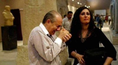 ما قصة هذه الصورة وسبب بكاء الرجل فيها؟