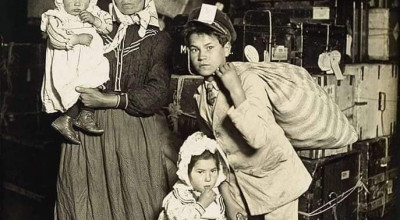 مضلل: هذه الصورة لعائلة إيطالية مهاجرة إلى أمريكا في 1905 وليس إلى ليبيا 