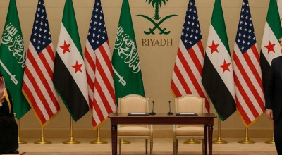 الصورة لأعلام سوريا والسعودية والولايات المتحدة غير صحيحة ومولدة بالذكاء الصناعي