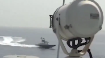 ما صحة الفيديو المتداول حول زوارق إيرانية تقترب من مدمرات أمريكية بالقرب من مضيق هرمز؟