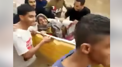 فيديو إنقاذ شباب لمسنة من السيول في عدن قديم وليس حديثا