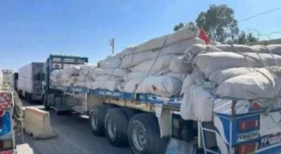 الصورة المتداولة قديمة وتعود لإدخال خيام مساعدات إلى غزة