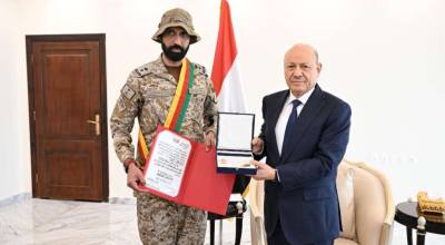 الرئيس العليمي قلّد الزهراني بوسام الشجاعة في نوفمبر 2024 وليس حديثا