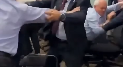 فيديو الشجار داخل مركز الليكود مولد بالذكاء الاصطناعي