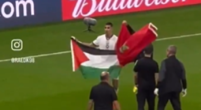 احتفال المنتخب المغربي برفع العلم الفلسطيني يعود إلى كأس العالم 2022. 