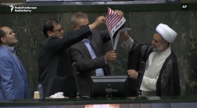 فيديو إحراق العلم الأمريكي في البرلمان الإيراني من عام 2018