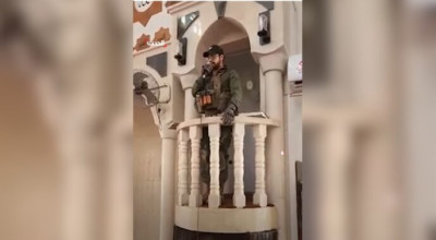 حقيقة المقطع المتداول حول تدنيس جندي إسرائيلي مسجداً في سوريا.. يعود إلى مخيم جنين عام 2023