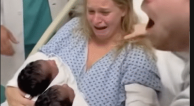 مقطع فيديو الأم وتوأمها مولّد بالذكاء الاصطناعي