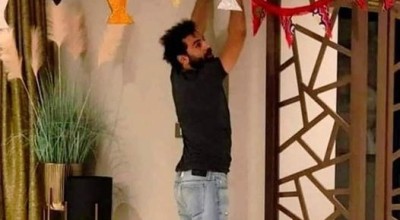 صورة محمد صلاح وهو يعلق زينة رمضان قديمة