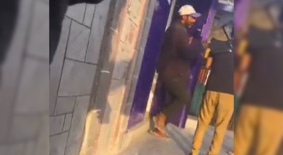 الفيديو من مارس 2025 وليس لعراك حديث أمام أحد فروع بنك الكريمي