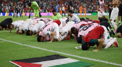 انتشار صورة مفبركة لسجود لاعبي المنتخب المغربي بجانب علم فلسطين 