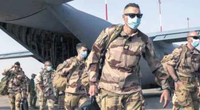 صورة جنود مطار الغيضة تعود لإنزال قوات فرنسية في النيجر عام 2021