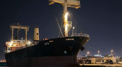 صورة معدلة بالذكاء الاصطناعي لوصول سفينة إلى ميناء المخا