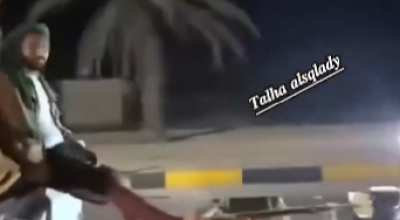 حقيقة الفيديوهات المتداولة حول نهب أسلحة سعودية في المخا عقب القصف الحوثي