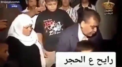 حقيقة فيديو تقبيل شخص لأهله قبل ذهابه للحجر الصحي