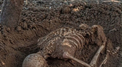 صورة جثة “الشهيد الساجد” في قطاع غزة مولدة ذكاء اصطناعي