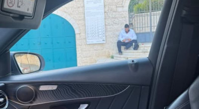 ما حقيقة صورة المستوطن أمام مركز خليل السكاكيني في رام الله؟
