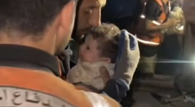 ما حقيقة إخراج رضيعة من تحت الأنقاض بعد أيام من قصف منزلها