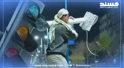 لا صحة لادعاء نهب إشارة مرور من حضرموت، والصورة قديمة لتركيب إشارة مرور في شبوة عام 2021.