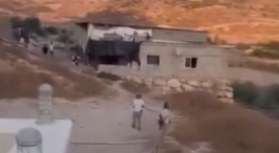 انتشار فيديو لهجوم مستوطنين على منازل المواطنين بالخليل مع الادعاء أنه في سوريا