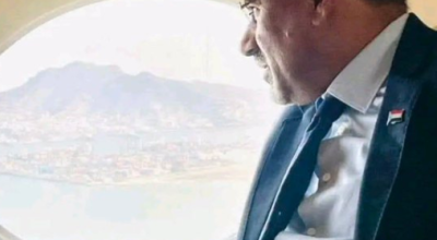 حقيقة الصورة المتداولة لعيدروس الزبيدي أثناء توجهه إلى واشنطن