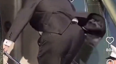 حقيقة الفيديو المتداول للرئيس الأمريكي دونالد ترامب على سلم الطائرة