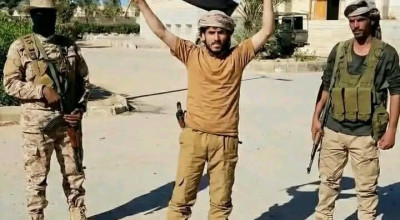 صورة مولدة بالذكاء الاصطناعي لجندي من أمام القصر الجمهوري في سيئون