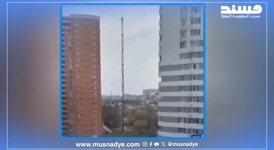 الفيديو ليس حديثًا.. يوثق سقوط صاروخ روسي على مبنى سكني في أوديسا عام 2022