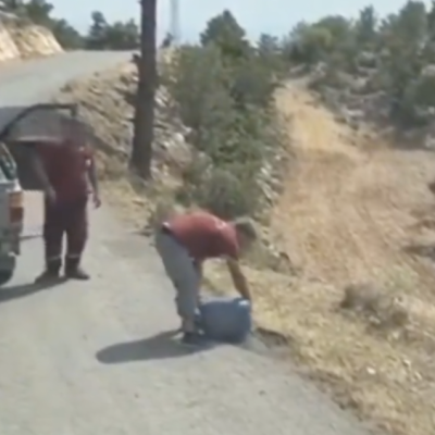 فيديو متداول عن إخماد حريق صغير.. الادعاء كاذب والمقطع من تركيا