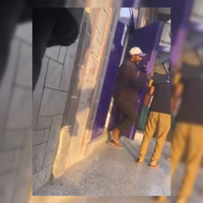 الفيديو من مارس 2025 وليس لعراك حديث أمام أحد فروع بنك الكريمي