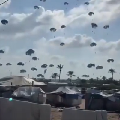 انتشار مشاهد قديمة لعمليات إنزال جوية للمساعدات على قطاع غزة مع الادعاء أنها حديثة من الصين