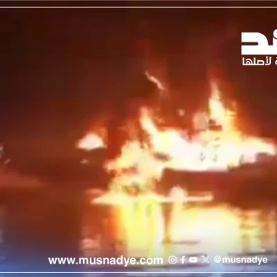 الفيديو قديم ويوثق احتراق سفينة تحمل سيارات في الشارقة وليس نتيجة قصف أمريكي