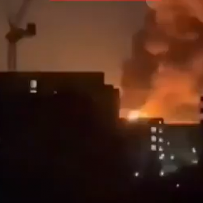انتشار مشاهد قديمة لحريق في محطة كهرباء في لندن على أنها لحريق جراء الصاروخ اليمني الذي استهدف مطار بن غوريون