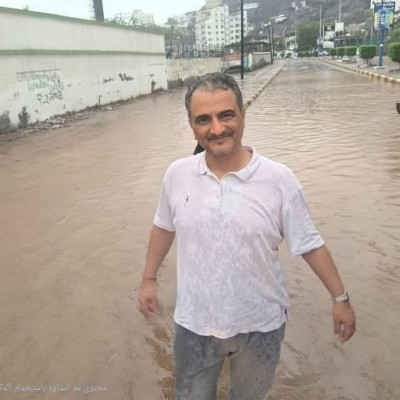 ما حقيقة الصورة المتداولة لنزول محافظ عدن لالتقاط صورة وسط السيول؟