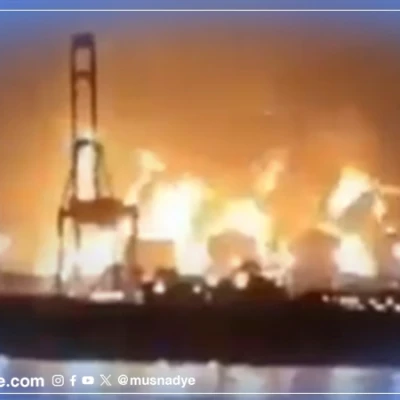 الفيديو يعود لميناء صلالة في مارس، ولا علاقة له بالقصف اليوم في السعودية أو قطر أو الإمارات