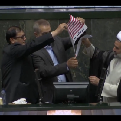 فيديو إحراق العلم الأمريكي في البرلمان الإيراني من عام 2018
