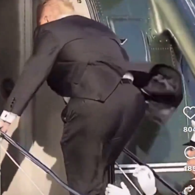 حقيقة الفيديو المتداول للرئيس الأمريكي دونالد ترامب على سلم الطائرة