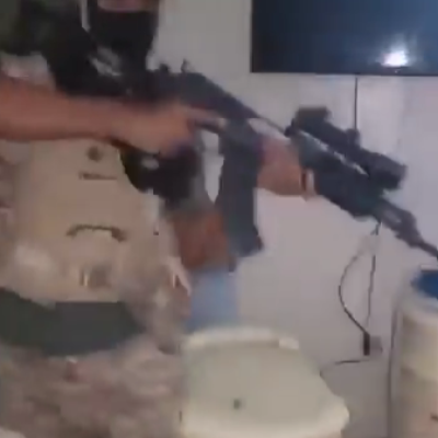 ما صحة الفيديو المتداول حول اعتقال مواطن أمام أطفاله في المكلا