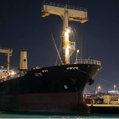 صورة معدلة بالذكاء الاصطناعي لوصول سفينة إلى ميناء المخا