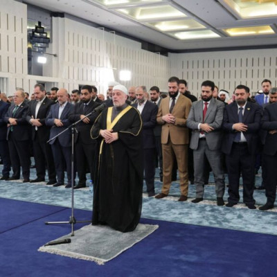 هل صلى أحمد الشرع والوزراء بأحذيتهم صلاة العيد في قصر الشعب؟