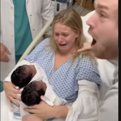 مقطع فيديو الأم وتوأمها مولّد بالذكاء الاصطناعي