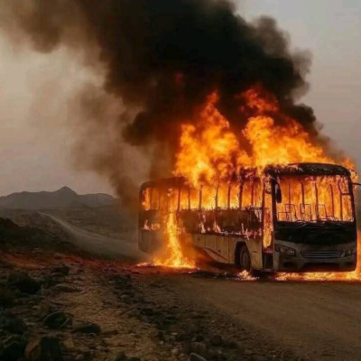 الصورة مولدة بالذكاء الاصطناعي وليست لاحتراق حافلة نقل جماعي في أبين