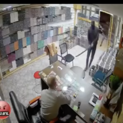 ما حقيقة مقطع الفيديو الذي يظهر اعتداء ملثمين على رجل في الضفة الغربية؟