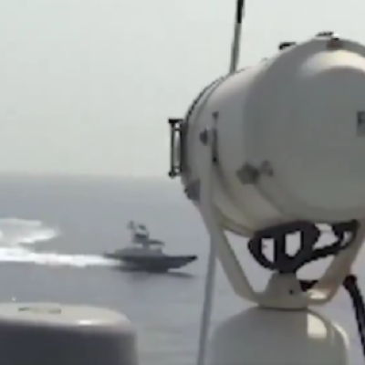 ما صحة الفيديو المتداول حول زوارق إيرانية تقترب من مدمرات أمريكية بالقرب من مضيق هرمز؟