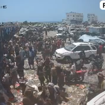 فيديو لقصف أمام سوق شعبي بباب المندب يُنسب للطيران السعودي.. ما حقيقته؟