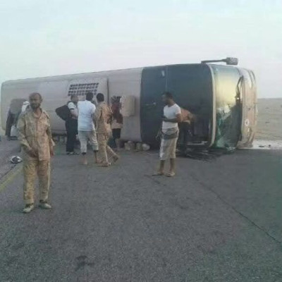 ما حقيقة الصورة المتداولة لانقلاب حافلة تقل يمنيين؟