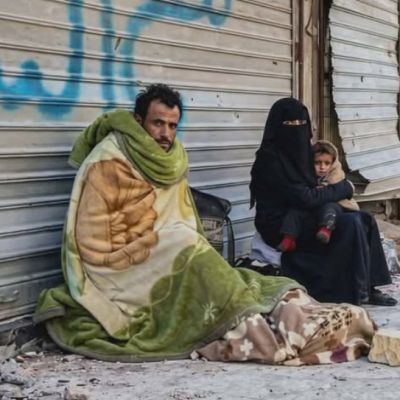 حقيقة الصورة المتداولة لأسرة في شارع خولان بصنعاء