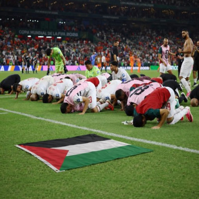 انتشار صورة مفبركة لسجود لاعبي المنتخب المغربي بجانب علم فلسطين 